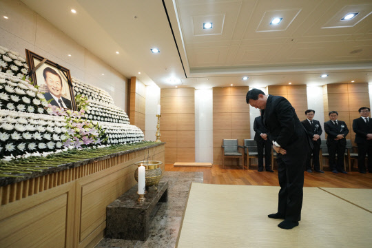 서울아산병원 장례식장에 있는 고(故) 신격호 롯데 명예회장의 빈소에서 차남인 신동빈 롯데그룹 회장이 묵념하고 있다. <롯데지주 제공>